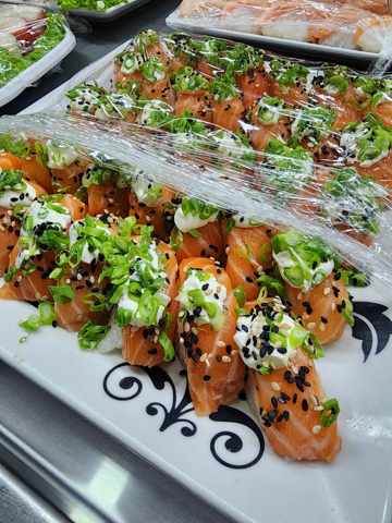 Uramaki de Salmão com Gergelim
