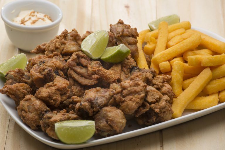 Frango a Passarinho com Fritas